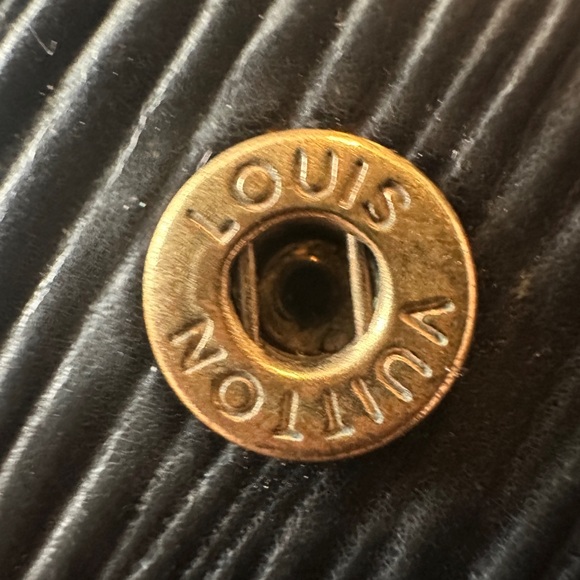 Louis Vuitton Black Epi Leather Wallet - Near Flawless ⭐️ Make an offer! ⭐️ - Picture 16 of 16